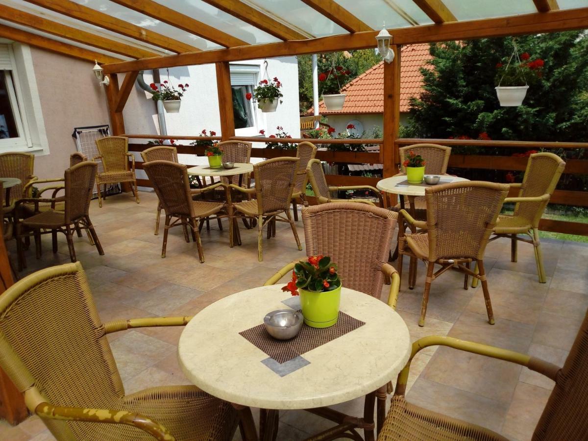 Yorki Panzio Hotel อัลโชเอิร์ช ภายนอก รูปภาพ
