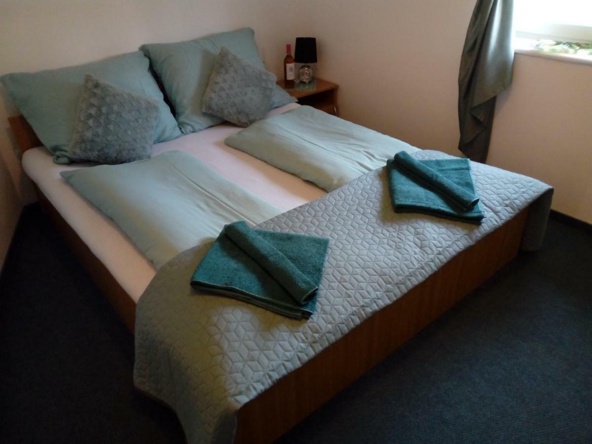 Yorki Panzio Hotel อัลโชเอิร์ช ภายนอก รูปภาพ
